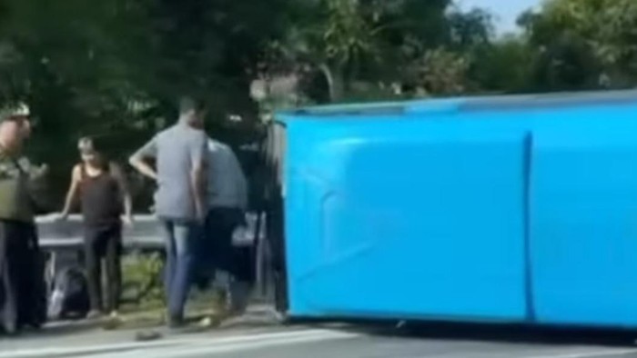 Minibus terguling di Tol Jatingaleh Semarang, Senin (2/10/2023).