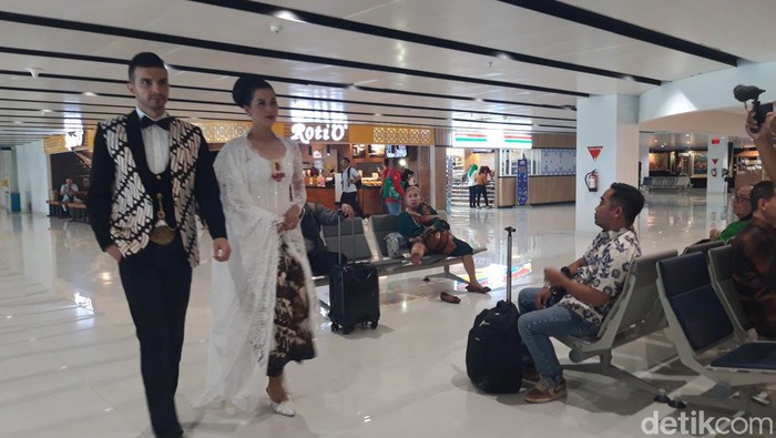 Model mengenakan pakaian batik menggelar fashion show di Bandara Adi Soemarmo, Boyolali, Senin (2/10/2023).