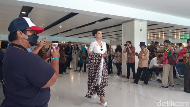 Model mengenakan pakaian batik menggelar fashion show di Bandara Adi Soemarmo, Boyolali, Senin (2/10/2023).
