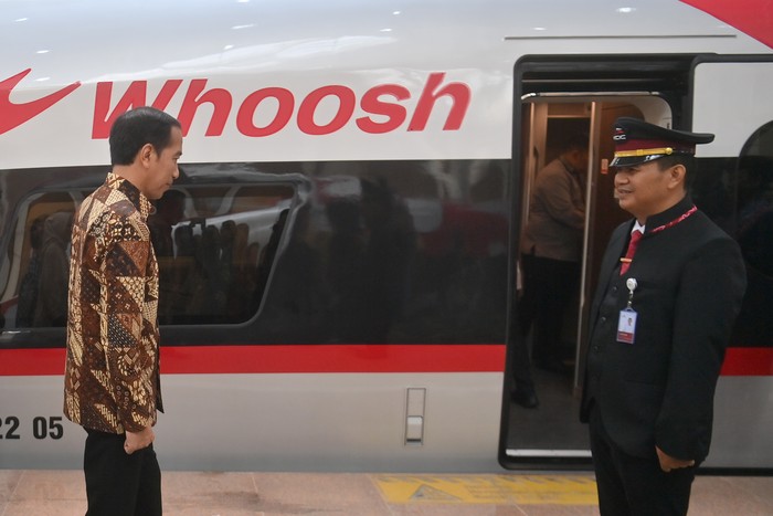 Presiden Joko Widodo (kanan) meresmikan kereta cepat Jakarta-Bandung di Stasiun Halim, Jakarta, Senin (2/10/2023). Presiden meresmikan kereta cepat Jakarta-Bandung yang dinamakan Whoosh untuk dioperasionalkan secara umum. ANTARA FOTO/Akbar Nugroho Gumay/rwa.