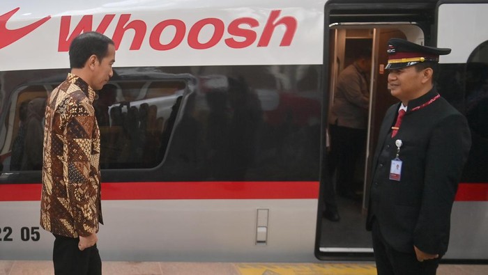 Presiden Joko Widodo (kanan) meresmikan kereta cepat Jakarta-Bandung di Stasiun Halim, Jakarta, Senin (2/10/2023). Presiden meresmikan kereta cepat Jakarta-Bandung yang dinamakan Whoosh untuk dioperasionalkan secara umum. ANTARA FOTO/Akbar Nugroho Gumay/rwa.