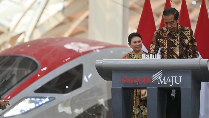 Presiden Joko Widodo (kanan) meresmikan kereta cepat Jakarta-Bandung di Stasiun Halim, Jakarta, Senin (2/10/2023). Presiden meresmikan kereta cepat Jakarta-Bandung yang dinamakan Whoosh untuk dioperasionalkan secara umum. ANTARA FOTO/Akbar Nugroho Gumay/rwa.