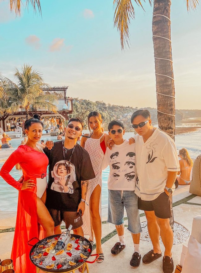 Di pulau Dewata tersebut Nia tampak bertemu dengan teman-temannya. Tak lupa mereka berpose bersama. Foto: Instagram/@ramadhaniabakrie