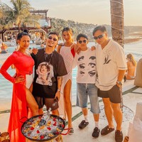 Di pulau Dewata tersebut Nia tampak bertemu dengan teman-temannya. Tak lupa mereka berpose bersama. Foto: Instagram/@ramadhaniabakrie