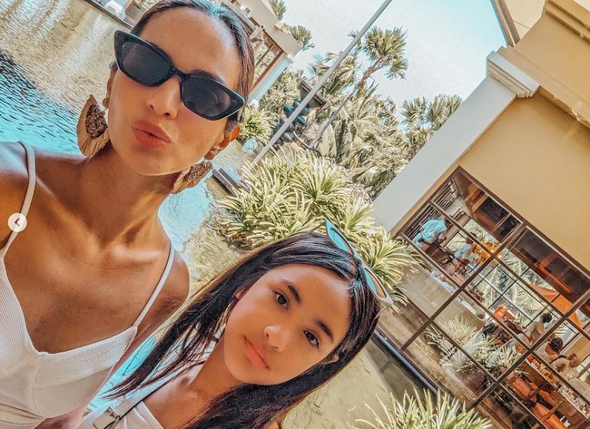 Nia juga terlihat mengajak putri sulungnya, Mikhayla Bakrie. Posenya bersama Mikhayla yang sudah semakin besar pun tak kalah mencuri atensi. Foto: Instagram/@ramadhaniabakrie