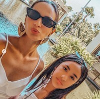 Nia juga terlihat mengajak putri sulungnya, Mikhayla Bakrie. Posenya bersama Mikhayla yang sudah semakin besar pun tak kalah mencuri atensi. Foto: Instagram/@ramadhaniabakrie