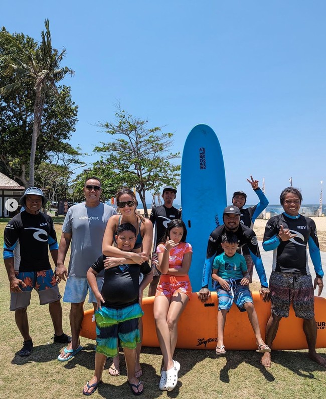 Nia dan keluarganya pun sempat terlihat bermain bersama di pantai. Tak lupa Nia dan Ardi berpose bersama ketiga anaknya dan beberapa kru surfing. Foto: Instagram/@ramadhaniabakrie