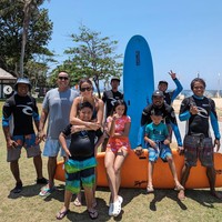 Nia dan keluarganya pun sempat terlihat bermain bersama di pantai. Tak lupa Nia dan Ardi berpose bersama ketiga anaknya dan beberapa kru surfing. Foto: Instagram/@ramadhaniabakrie
