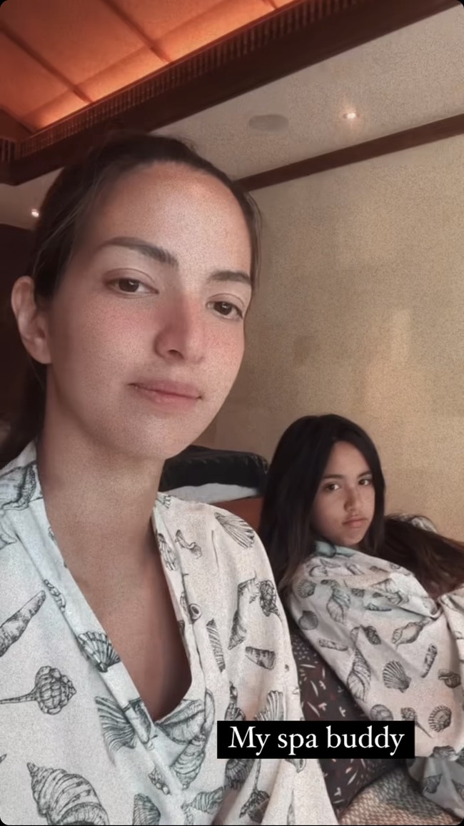 Pasangan ibu dan anak itu juga tampak kompak melakukan berbagai kegiatan bersama. Seperti dalam foto yang satu ini, saat keduanya spa bersama di Bali. Foto: Instagram/@ramadhaniabakrie