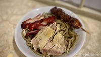 Salah satu yang sayang dilewatkan adalah bakmi legendaris dari Abadi Noodle ini sudah berdiri sejak 1974. Ada varian bakmi ayam campur seharga Rp 65.000. Foto: detikcom/Riska Fitria