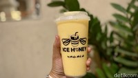 Aneka minuman kekinian dari Ice Honey juga tak kalah populer. Harganya sekitar Rp 40 ribuan. Menawarkan banyak pilihan seperti smoothie mangga, strawberry, dan teh. Foto: detikcom/Riska Fitria