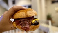 Tak hanya makanan berat, di Oma Huis juga bisa menikmati makanan ringan seperti burger dari Burnt Burger, ada varian Cowboy (Rp 63.000) yang menjadi andalan pengunjung. Foto: detikcom/Riska Fitria