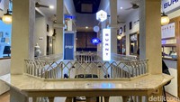 Oma Huis menempati bangunan bergaya klasik yang terdiri dari dua lantai. Bangunan ini terinspirasi dari passage atau gang kecil yang memang khusus untuk toko dan restoran. Foto: detikcom/Riska Fitria