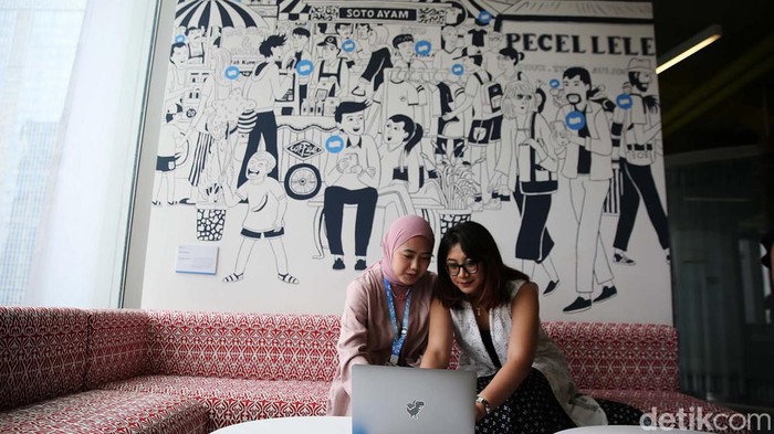 Karyawan bekerja di salah satu sudut dengan ornamen tradisional Indonesia di Kantor Dana, Jakarta, Senin (2/10/2023). Dompet digital DANA, menjadi kantor pertama yang mendapatkan penganugerahan sebagai Kantor dengan Tema Nuansa Indonesia Terbanyak oleh Museum Rekor-Dunia Indonesia (MURI).