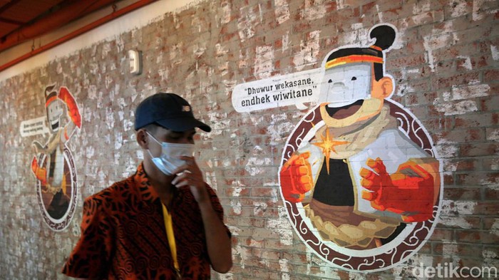Ornamen Tradisional Indonesia Manjakan Karyawan Karyawan bekerja di salah satu sudut dengan ornamen tradisional Indonesia di Kantor Dana, Jakarta, Senin (2/10/2023). Dompet digital DANA, menjadi kantor pertama yang mendapatkan penganugerahan sebagai 'Kantor dengan Tema Nuansa Indonesia Terbanyak' oleh Museum Rekor-Dunia Indonesia (MURI).