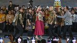 Saat Para Menteri Bergaya di Catwalk dengan Busana Batik