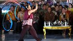 Saat Para Menteri Bergaya di Catwalk dengan Busana Batik