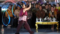 Perhelatan yang melibatkan 500 orang dalam peragaan busana batik mulai dari pejabat negara, petinggi kementerian/lembaga dan BUMN, perwakilan kerajaan-kerajaan nusantara hingga para duta besar tersebut untuk memperingati Hari Batik Nasional yang diperingati setiap 2 Oktober. 
