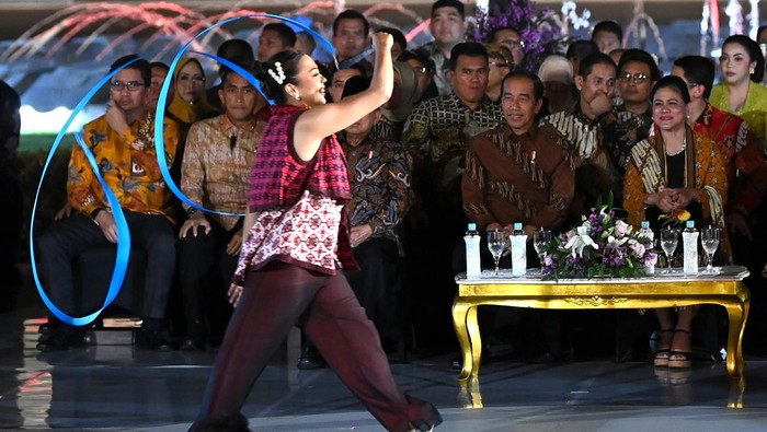 Presiden Joko Widodo (kedua kanan) didampingi Ibu Negara Iriana Joko Widodo menyaksikan peragaan busana batik dalam acara Istana Berbatik di depan Istana Merdeka, Jakarta, Minggu (1/10/2023). Perhelatan yang melibatkan 500 orang dalam peragaan busana batik mulai dari pejabat negara, petinggi kementerian/lembaga dan BUMN, perwakilan kerajaan-kerajaan nusantara hingga para duta besar tersebut untuk memperingati Hari Batik Nasional yang diperingati setiap 2 Oktober. ANTARA FOTO/Sigid Kurniawan/nz.