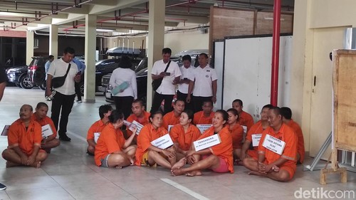 Para tersangka perusak dan pembakar resort di Karangasem, Bali.