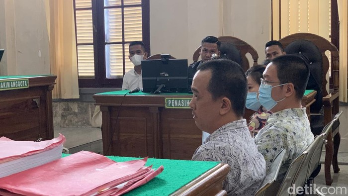 Parlin alias Alin (kiri) dan Edy (kanan) di PN Medan