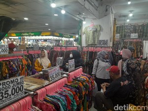 Geliat Pedagang Daster Pasar Tanah Abang di Tengah Cuaca Panas Ekstrem