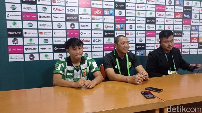 Pelatih Persikab Bandung I Putu Gede (tengah).