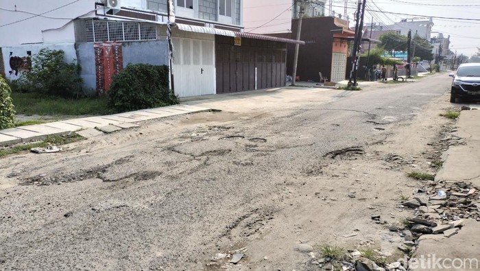 Penampakan Jalan Keruntung, Medan, yang dipenuhi lubang