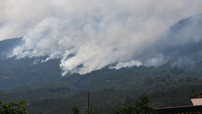 Asap mengepul dari lokasi kebakaran hutan Gunung Lawu terlihat dari Karanggubito, Kendal, Ngawi, Jawa Timur, Senin (2/10/2023). Kebakaran kawasan hutan Gunung Lawu yang terjadi sejak Jumat (29/9) hingga Senin (2/10) belum bisa dipadamkan dan semakin meluas hingga membakar lebih dari 150 hektare areal hutan yang terbakar. ANTARA FOTO/Siswowidodo