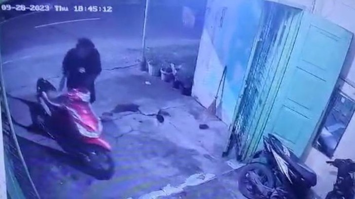 Penampakan tersangka pembunuhan tukang kusuk di Medan saat mendatangi TKP pembunuhan