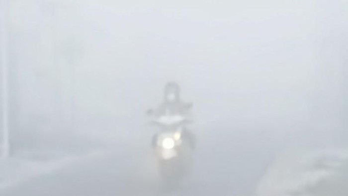 Pengendara menggunakan masker untuk menghindari terhirup asap kebakaran lahan yang semakin pekat, di Jalan Baamang I, Sampit, pukul 06.13 WIB, Senin (2/10/2023). (ANTARA/Norjani)