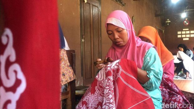 Perajin batik tulis di Pekalongan, Senin (2/10/2023).