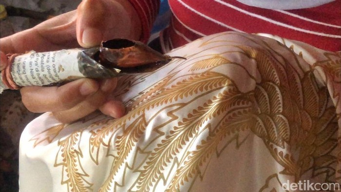 Perajin batik tulis di Pekalongan, Senin (2/10/2023).