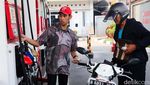 Potret Pegawai SPBU Kompak Berbatik di Hari Batik Nasional
