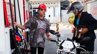 Mereka berbatik untuk memperingati Hari Batik Nasional yang jatuh hari ini.  