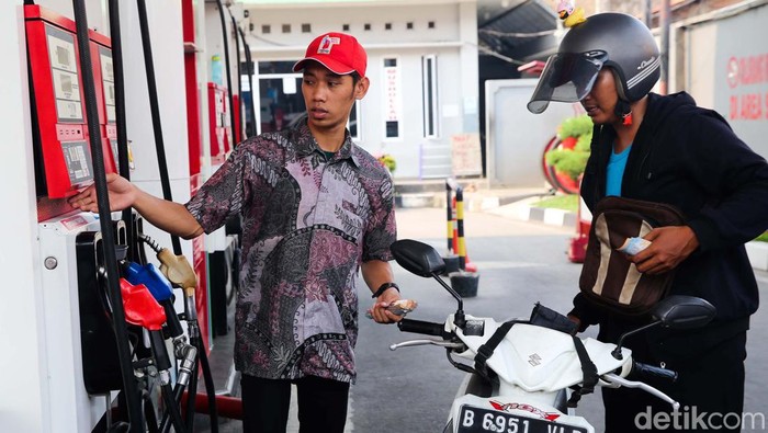 Sejumlah petugas SPBU Pertamina 34-5110 yang terletak di kawasan Larangan, Tangerang Kota, tengah melayani para pembeli, Senin (2/10/2023). Memperingati hari Batik Nasional yang jatuh pada hari ini, para pertugas SPBU menggunakan batik saat melayani para pembeli.