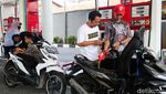 Potret Pegawai SPBU Kompak Berbatik di Hari Batik Nasional