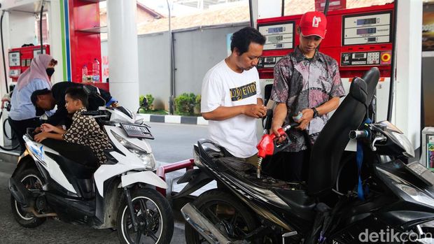 Sejumlah petugas SPBU Pertamina 34-5110 yang terletak di kawasan Larangan, Tangerang Kota, tengah melayani para pembeli, Senin (2/10/2023). Memperingati hari Batik Nasional yang jatuh pada hari ini, para pertugas SPBU menggunakan batik saat melayani para pembeli.