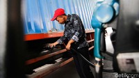 Para pegawai SPBU itu mengenakan batik dengan beragam motif.  