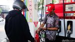 Potret Pegawai SPBU Kompak Berbatik di Hari Batik Nasional