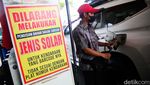 Potret Pegawai SPBU Kompak Berbatik di Hari Batik Nasional