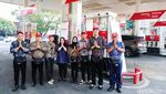 Potret Pegawai SPBU Kompak Berbatik di Hari Batik Nasional