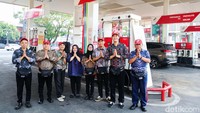 Para karyawan yang mengenakan batik beragam motif foto bersama. Mereka kompak mengenakan batik dalam rangka memperingati Hari Batik Nasional yang jatuh hari ini.  