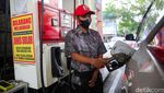 Potret Pegawai SPBU Kompak Berbatik di Hari Batik Nasional