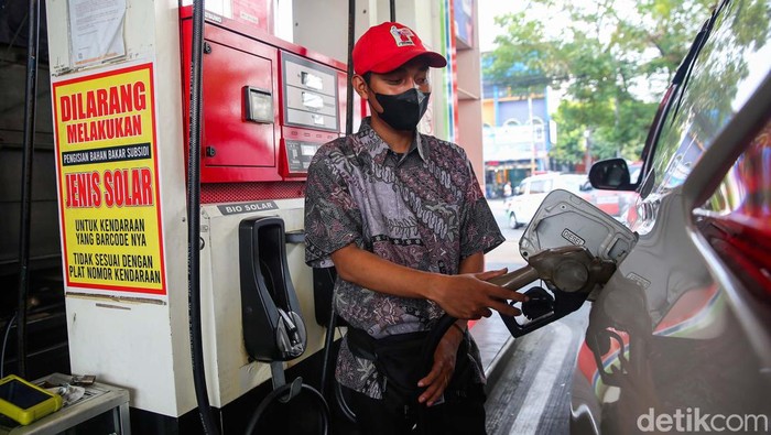 Peringati Hari Batik Nasional, Karyawan SPBU Berbatik Sejumlah petugas SPBU Pertamina 34-5110 yang terletak di kawasan Larangan, Tangerang Kota, tengah melayani para pembeli, Senin (2/10/2023). Memperingati hari Batik Nasional yang jatuh pada hari ini, para pertugas SPBU menggunakan batik saat melayani para pembeli.