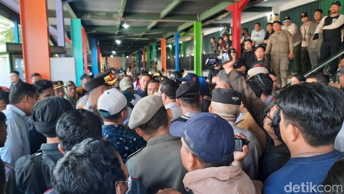 Pintu masuk Pasar Butung Makassar diboikot pengelola lantaran menolak pengelolaan diambil alih Pemkot Makassar.