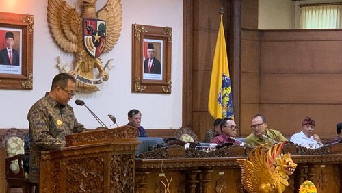 Penjabat (Pj) Gubernur Bali Sang Made Mahendra Jaya memaparkan alokasi APBD T.A 2024 di rapat paripurna DPRD Provinsi Bali, Senin (2/10/2023).