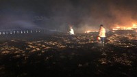 Sekitar pukul 21.30 WIB, peserta doa bersama yang membawa lilin tiba-tiba memaksa masuk ke dalam area Stadion Kanjuruhan. Saat itu lah, muncul percikan api yang membakar rumput kering di dalam stadion. Api pun langsung meluas. (Dok. Detikcom)