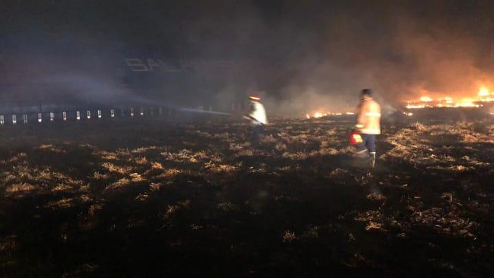 PMK Kabupaten Malang saat melakukan pembasahan rumput Stadion Kanjuruhan yang terbakar di malam peringatan satu tahun tragedi