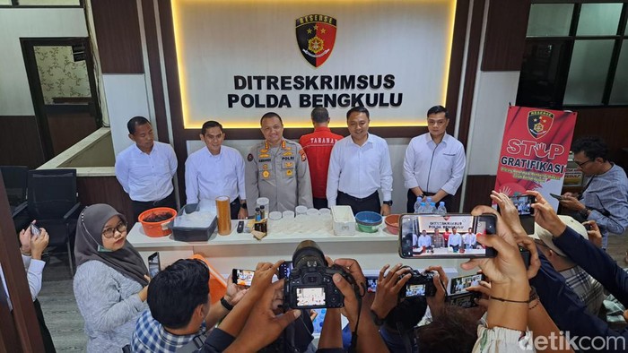 Polda Bengkulu tangkap warga yang jual benur ilegal di Kaur.